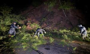 风雨中的守护者：移民管理警察连夜奋战抢通219国道生命线