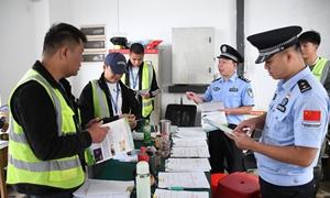 爱店边检站联合开展反邪教宣传活动