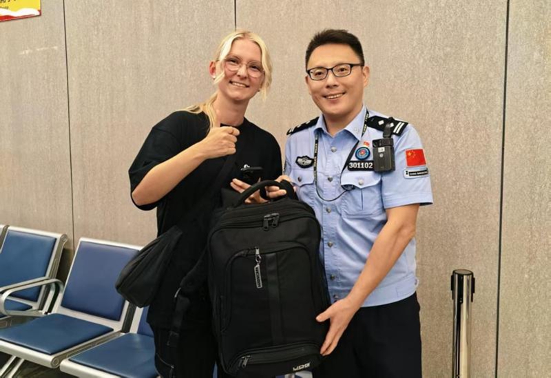 俄罗斯旅客苏菲亚点赞皇岗边检站移民管理警察及时帮助其寻获失而复得重要电脑2.jpg 俄罗斯旅客苏菲亚点赞皇岗边检站移民管理警察及时帮助其寻获失而复得重要电脑2.jpg