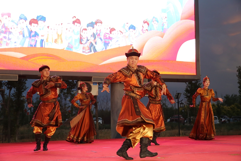 第五师双河市八十四团举办第十三届广场文化节暨“铸牢中华民族共同体意识”专场文艺展演活动，吸引众多游客驻足观看。张培丽摄 (2).jpg