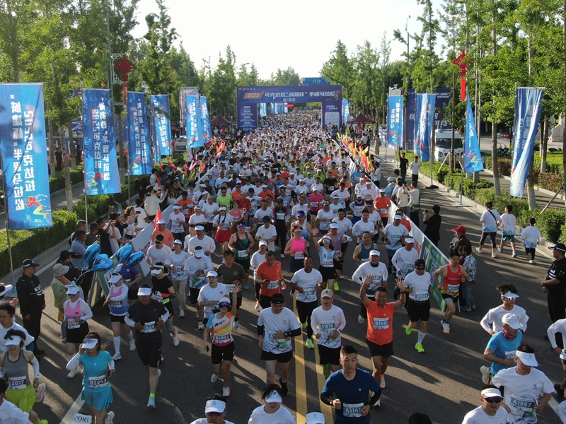 ‌第四师‌可克达拉市半程马拉松赛  明辉 摄.jpg