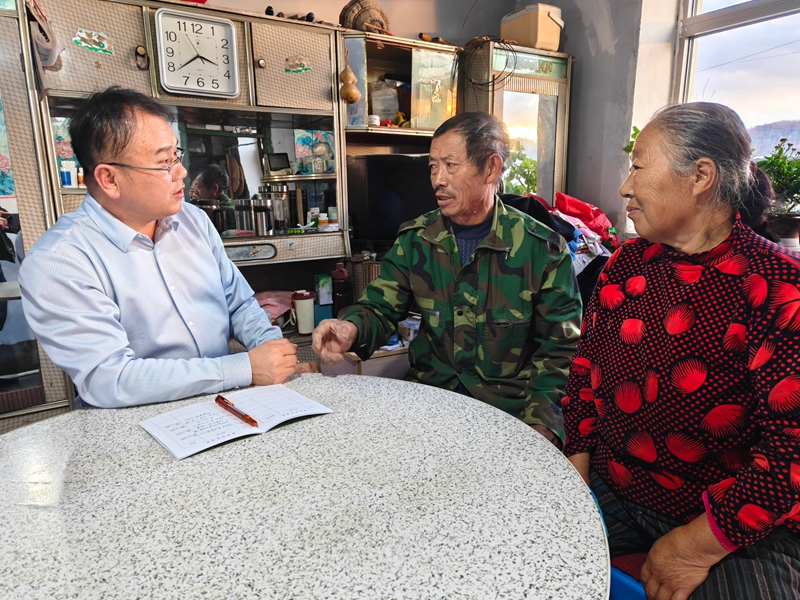 图2:驻村干部入户同贾文明夫妇沟通销售白菜渠道.jpg 图2:驻村干部入户同贾文明夫妇沟通销售白菜渠道.jpg