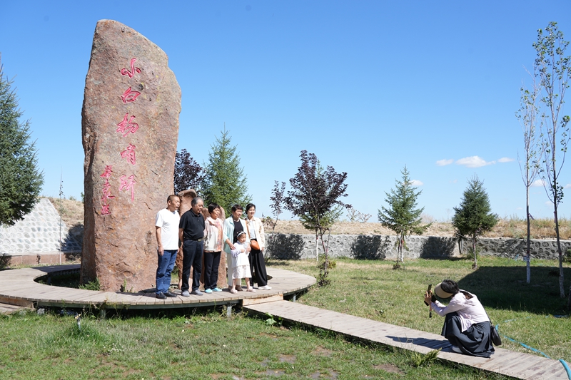 7月15日，游客在新疆生产建设兵团第九师白杨市小白杨哨所打卡留念。 苟汇敏摄.jpg