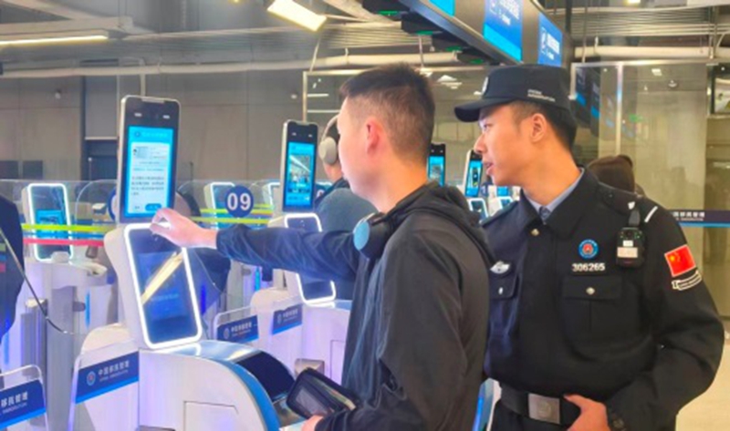 凌晨时段皇岗边检站民警指导经智能快捷通道入境旅客“刷脸”代替“刷证”体验.jpg