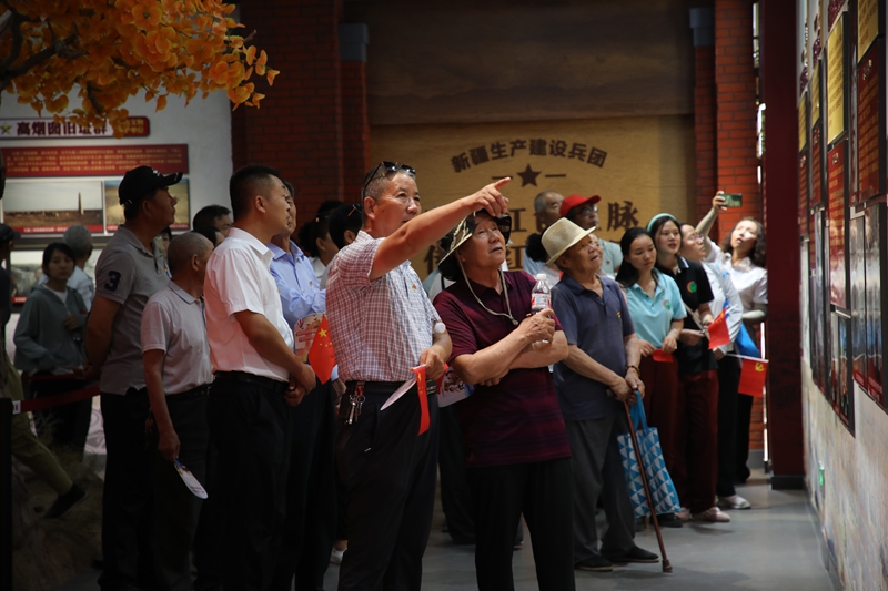 2025年7月12日，游客在新疆生产建设兵团第十三师新星市军垦地窝子遗址纪念园内参观游览。李雪鹏摄.jpg