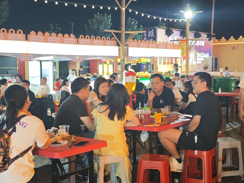 在新疆生产建设兵团第十二师新天润天街，各种天南地北的风味在此汇聚，游乐设施与文创产品相映成趣。摄影 冯晓玲 (6).jpg