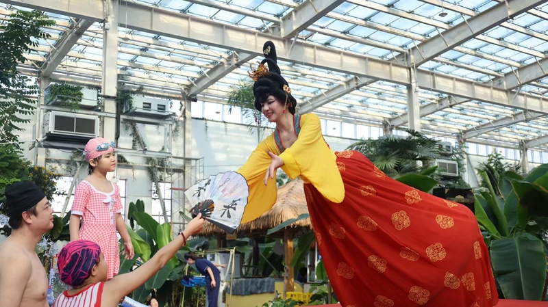 在第五师双河市双河古道温泉康养中心，身着唐装的不倒翁小姐姐与游客互动（资料图片）。张培丽 摄.jpg