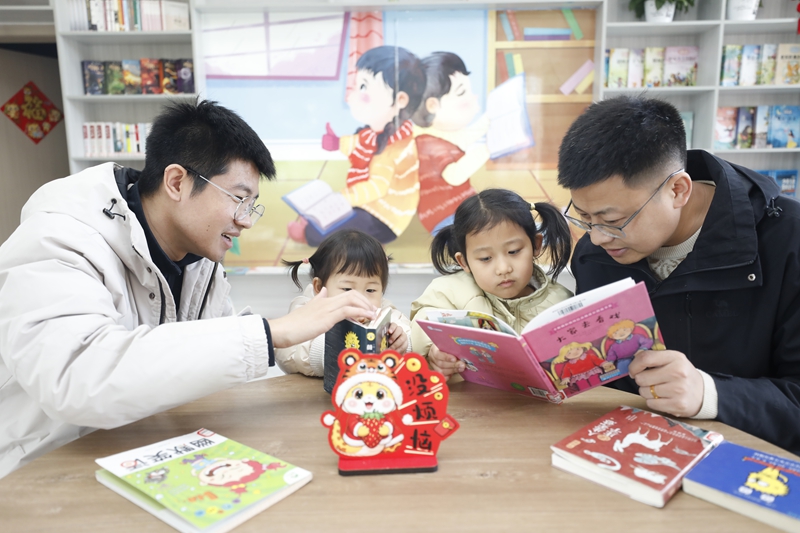 孩子们在‌第四师‌可克达拉市儿童书吧中阅读 杨俊钦 摄.jpg