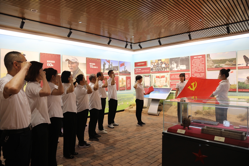 新疆生产建设兵团第九师白杨市融媒体中心党支部在魏德友戍边事迹展览馆开展主题党日活动。李睿 摄.jpg