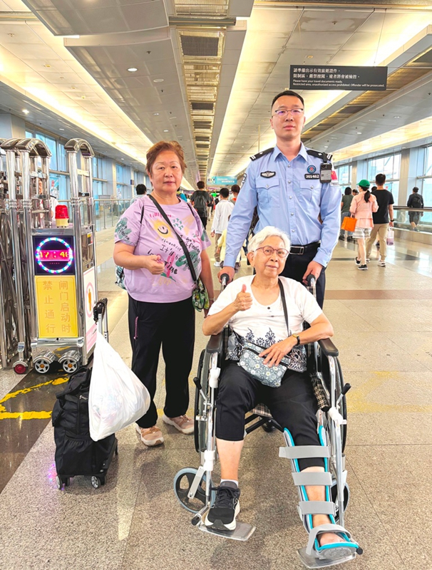 香港苏女士及同行人为皇岗边检站民警提供贴心通关服务点赞.jpg