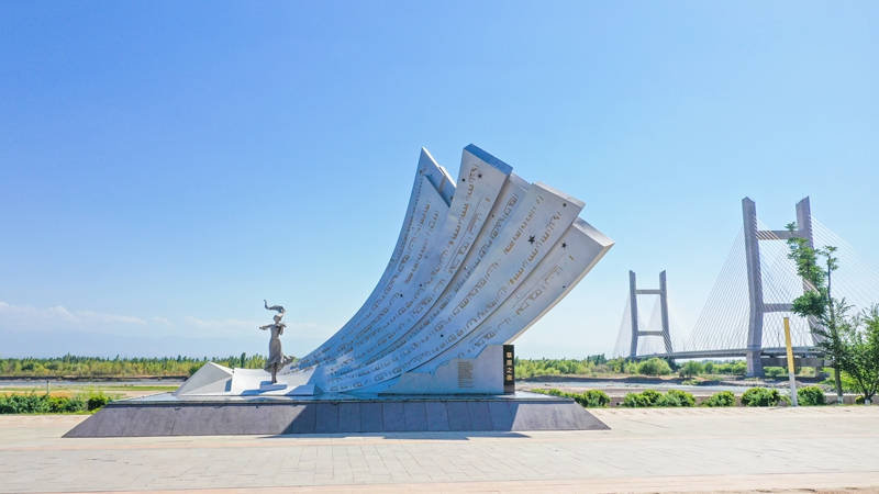 ‌第四师‌可克达拉市草原之夜雕塑 杨俊钦 摄.jpg