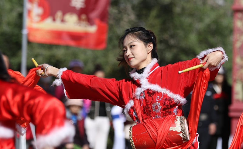 新疆生产建设兵团第十一师所属兵团建材集团威风锣鼓队进行锣鼓表演。候清玉摄.jpg