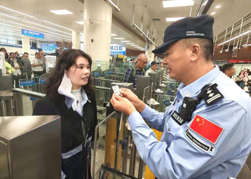 皇岗边检站民警黄国春在福田口岸出境大厅智能快捷通道核对旅客证件信息.jpg 皇岗边检站民警黄国春在福田口岸出境大厅智能快捷通道核对旅客证件信息.jpg