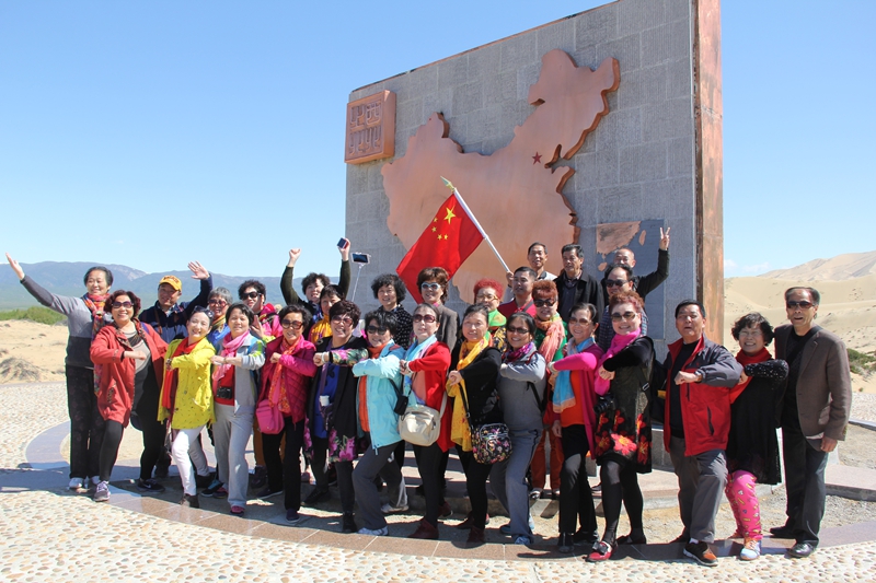 5月1日，来自全国各地的游客在新疆生产建设兵团第十师北屯市一八五团西北之北地理标志参观，唱红歌抒发爱国情怀。   杨东东摄.jpg