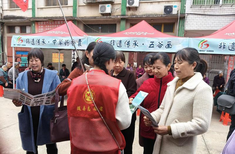 志愿者为游客发放炎帝文化旅游区宣传单.jpg 志愿者为游客发放炎帝文化旅游区宣传单.jpg