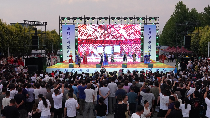 “打起手鼓唱起歌”首届中国新疆民间艺术季走进‌第四师‌可克达拉市巡演现场 崔裕 摄.jpg