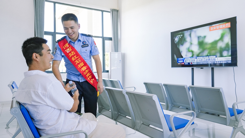 过往游客在便民服务驿站休息(王小杰摄).jpg 过往游客在便民服务驿站休息(王小杰摄).jpg