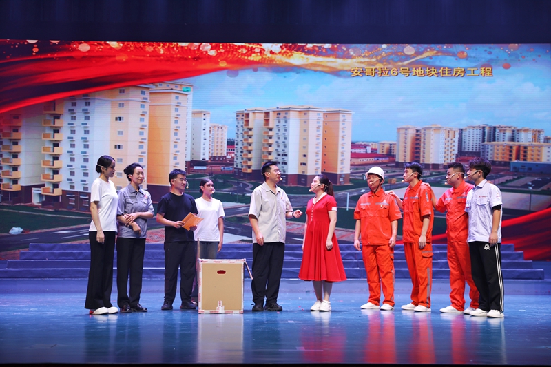 8月4日，新疆生产建设兵团第十一师的大型情景歌舞剧《使命的勋章》在乌鲁木齐晚报传媒大厦成功上演。鲁海涛摄.jpg