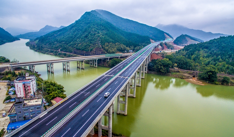 新疆生产建设兵团第十一师所属北新路桥集团承建的福建顺邵高速项目安家渡大桥 。雒焕鼎摄.jpg