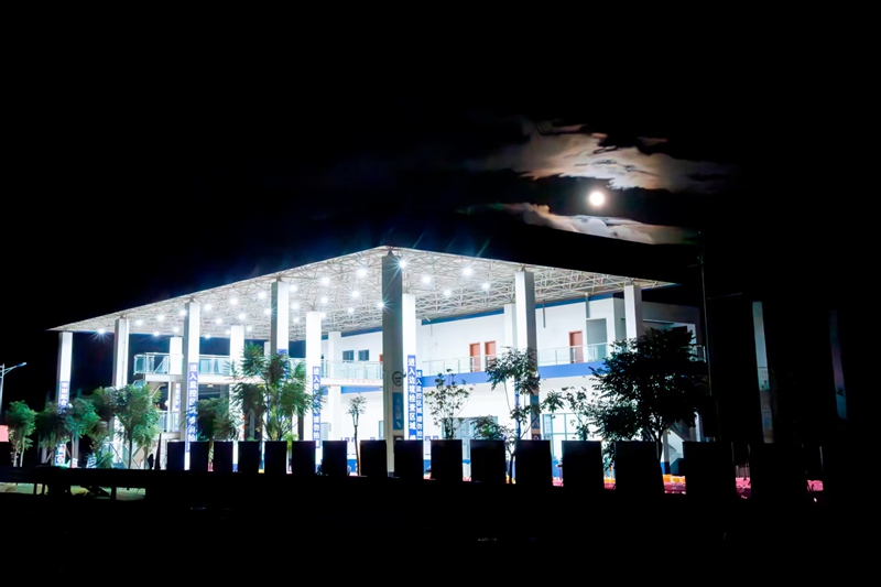 月光下的检查站如一盏孤灯,守护着夜的安宁(钏兴武摄).jpg 月光下的检查站如一盏孤灯,守护着夜的安宁(钏兴武摄).jpg