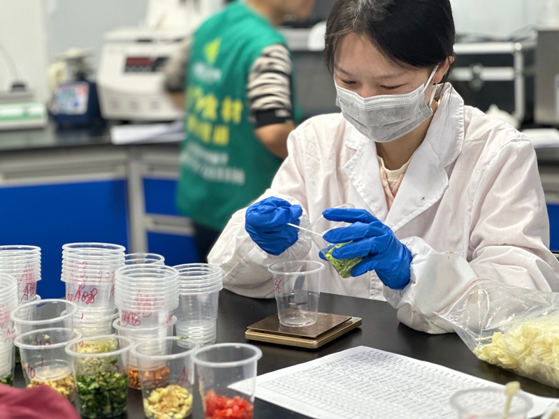 检测人员正对一批刚入库的新鲜食材进行检测。西江日报记者 刘浩辉 摄.jpg