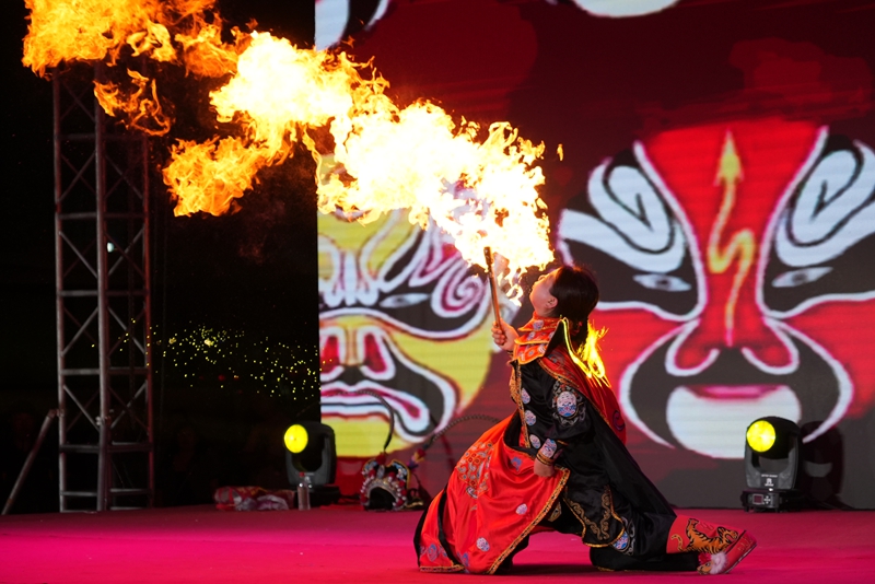2025年5月1日，“玩美假日+乐购新星”新疆生产建设兵团第十三师新星市2025年风筝文化季暨“五一”消费嘉年华综艺晚会上，川剧变脸演员正在表演喷火。商凯旋摄.jpg