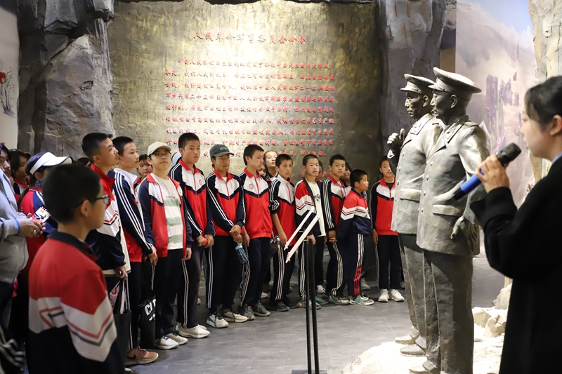 新疆生产建设兵团第七师胡杨河市 学生在胡杨河市文化馆参观 郭雪雪摄.jpg