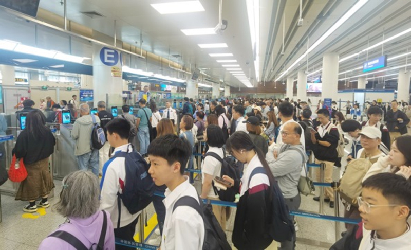 大批经福田口岸入境的香港旅客挤满智能快捷通道区域.jpg