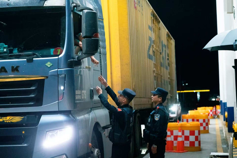 民警正在开展夜间查缉(钏兴武摄).jpg 民警正在开展夜间查缉(钏兴武摄).jpg