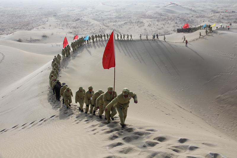 2023，12月22日，第十二届沙海老兵节期间，新疆生产建设兵团第十四师昆玉市干部职工重走沙海老兵路。马春燕 摄.jpg