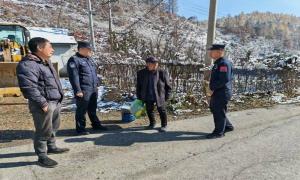 雪锁边关寻亲路 警蓝点亮回家灯