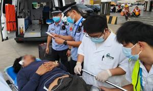 三亚边检站开通“紧急通道”保障受伤外籍船员快速入境就医