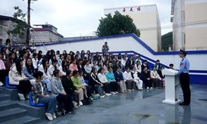 广西工商职业技术学院师生代表走进峙浪边境派出所体验戍边生活