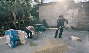 民警援手助农暖人心