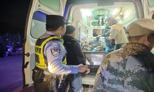 子夜骑电动车摔倒 民警紧急救助保平安
