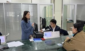 网办提速优服务 局长坐窗暖民心