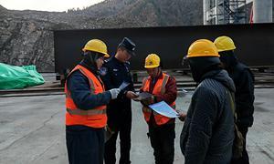 十四道沟边境派出所深入辖区施工单位开展普法宣传活动