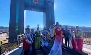 边疆情 暖国门 同心共筑团结魂