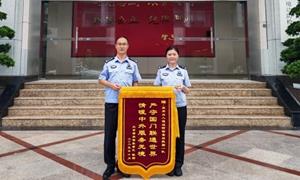 皇岗边检站民警用行动诠释政策温度