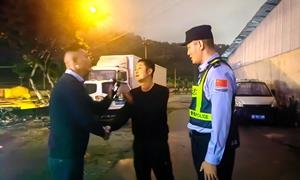 从剑拔弩张到握手言和 移民管理警察10分钟高效化解货运纠纷