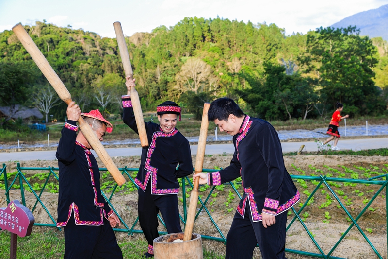 毛纳村村晚制作糯米糍粑.jpg 毛纳村村晚制作糯米糍粑.jpg