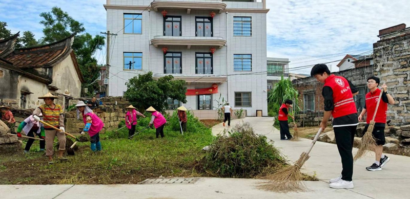 丰卿村村民、大学生参与村庄清洁日.jpg