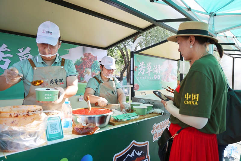 新疆“兵超”带火第六师五家渠市特色美食。杜仪 摄.jpg