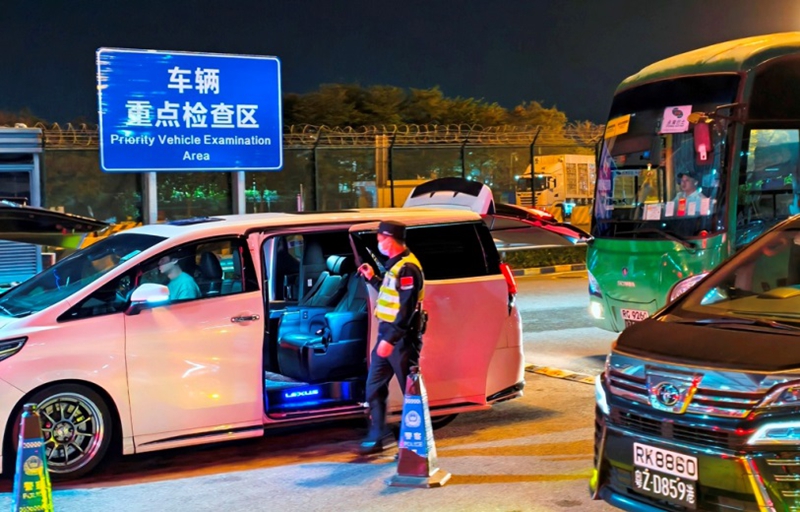凌晨时段皇岗边检站民警例行对入境小（客）车车体检查.jpg