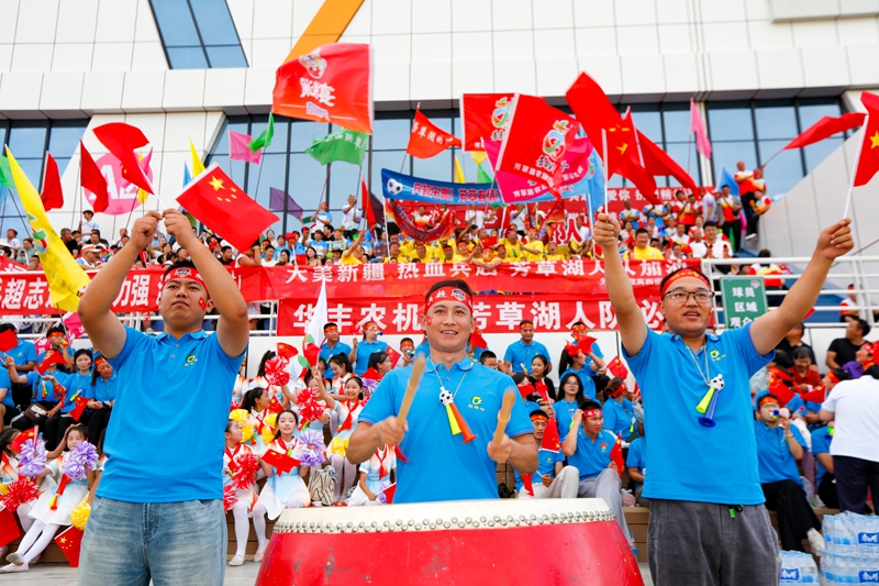 球迷激情助威。闻新 摄.jpg