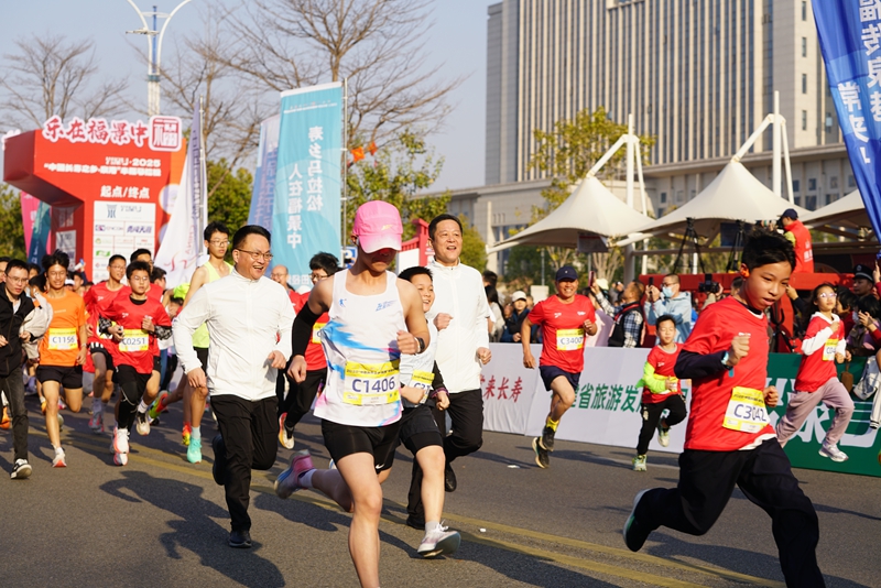 2025“中国长寿之乡・泉港”半程马拉松。洪坤泽摄.jpg