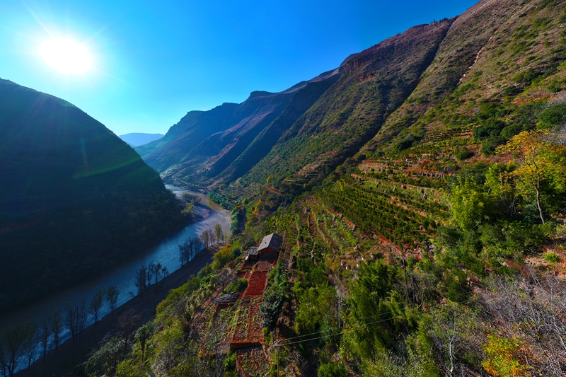 12月18日，威宁自治县海坪村橘子种植基地一角，山高坡陡，土地支离破碎。（卯升林 摄）.jpg