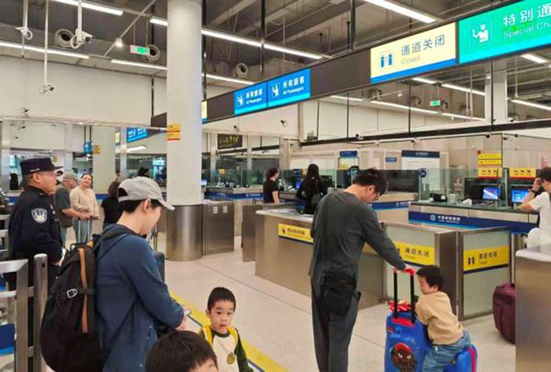 皇岗边检站民警引导携老带幼入境旅客经特别通道便捷通关.jpg