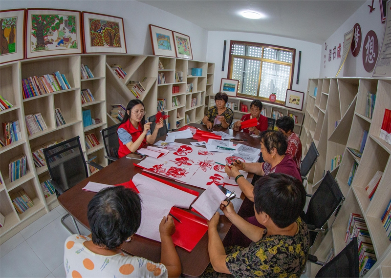 山东德州乐陵市非遗传承志愿者深入基层村社,向群众传授剪纸技艺.jpg 山东德州乐陵市非遗传承志愿者深入基层村社,向群众传授剪纸技艺.jpg