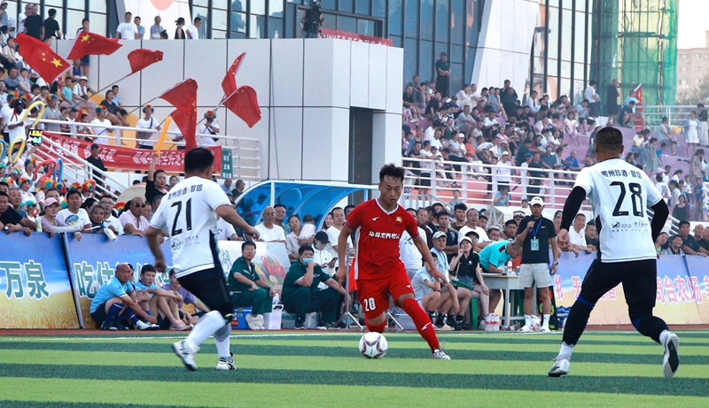 新疆“兵超”赛场上，足球运动员们激烈角逐。魏新江 摄 (2).jpg